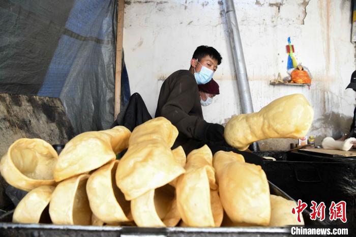 圖為拉薩手藝人制作藏歷新年供品“德卡”?！∝暩聛?lái)松 攝