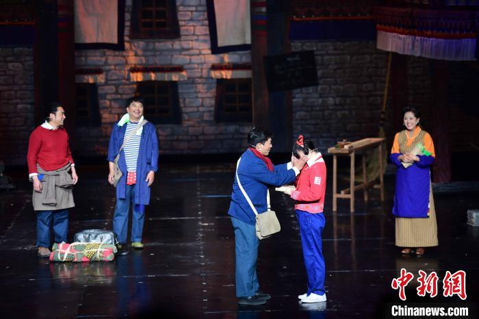 圖為西藏本土話劇《八廓街北院》演出現(xiàn)場(chǎng)?！∝暩聛?lái)松 攝