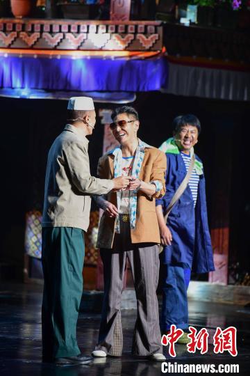 圖為西藏本土話劇《八廓街北院》演出現(xiàn)場(chǎng)?！∝暩聛?lái)松 攝
