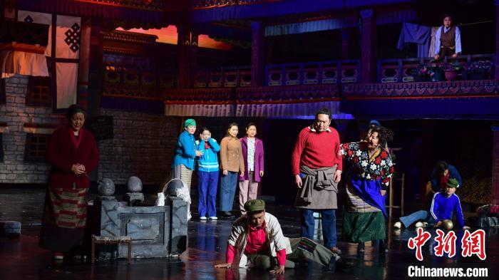 圖為西藏本土話劇《八廓街北院》演出現(xiàn)場(chǎng)。　貢嘎來(lái)松 攝