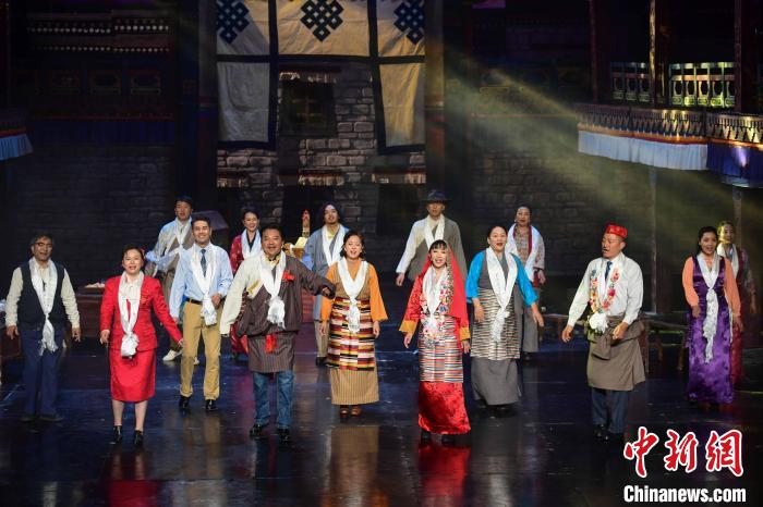 圖為西藏本土話劇《八廓街北院》演出現(xiàn)場(chǎng)?！∝暩聛?lái)松 攝