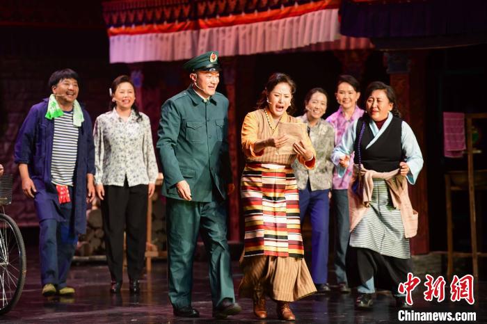 圖為西藏本土話劇《八廓街北院》演出現(xiàn)場(chǎng)?！∝暩聛?lái)松 攝