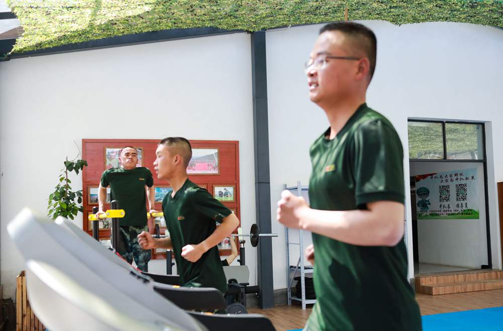 官兵正在新配發(fā)的跑步機(jī)上運(yùn)動(dòng)。