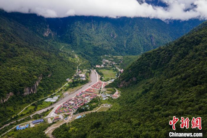 西藏山南勒布溝風(fēng)光?！〗w波 攝