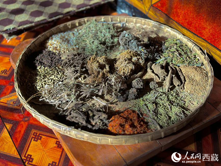 制作藏香的草本原料。人民網(wǎng)記者 次仁羅布攝