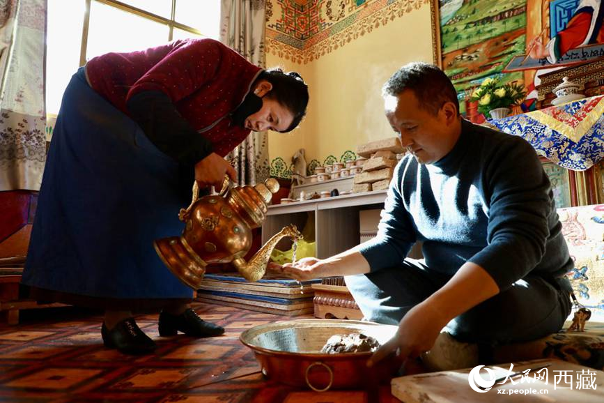 柏木泥與香料糅合成團(tuán)。人民網(wǎng)記者 次仁羅布攝