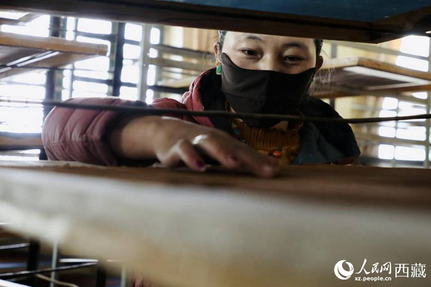 晾曬制作好的藏香。人民網(wǎng)記者 次仁羅布攝