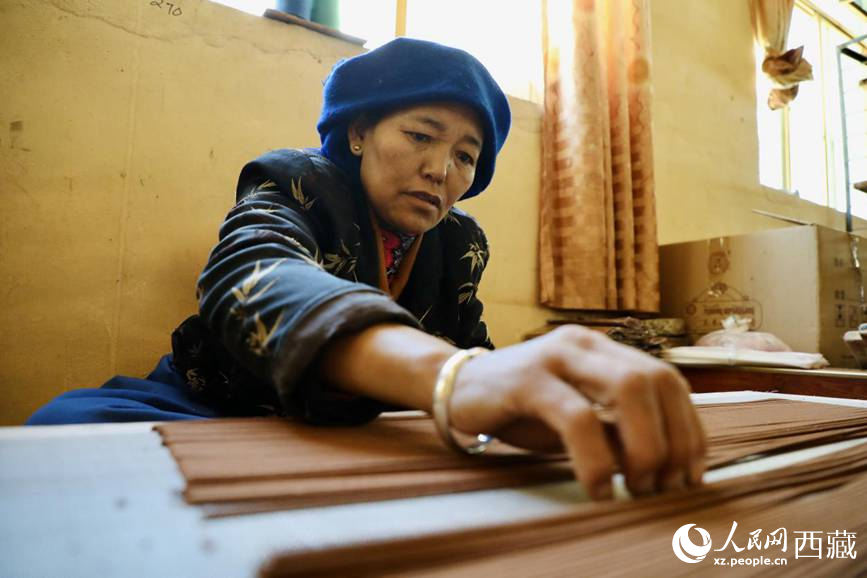 藏香廠的工人們堅(jiān)持手工制作藏香。人民網(wǎng)記者 次仁羅布攝