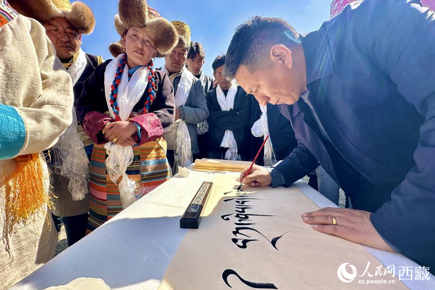書法家為祈福一年的豐收提筆祝詞。