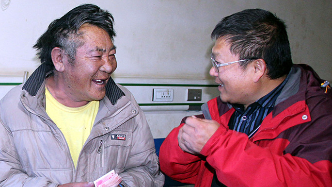 6、這是中國石化援藏干部王鵬雁（右）來到???結(jié)對子”幫扶對象的扎扎（左）家中，為他妻子英秋治病送去自掏腰包的??????需的治療費(fèi)（扎??2014??7??9日攝）_副本.jpg