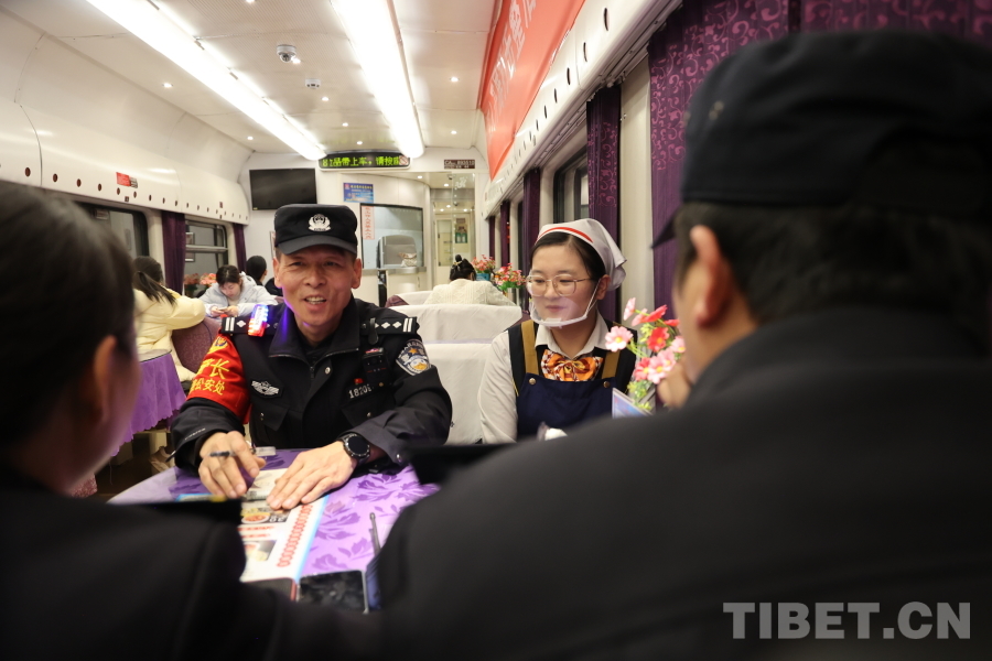 深夜巡視結束后，乘警長左紅彬與列車工作人員一起召開聯(lián)席會議。.JPG