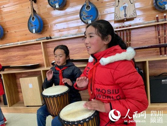 民族樂(lè)器興趣小組的學(xué)生們正在練習(xí)音樂(lè)。（高婉汀 攝）