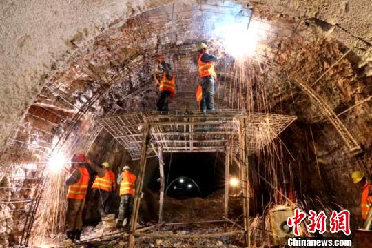 圖為施工人員正在進行隧道支護焊接作業(yè)?！￡悤?攝