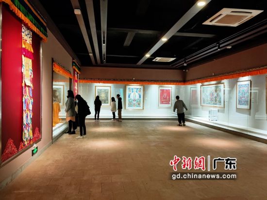 80余幅國家級非遺大師希熱布唐卡作品東莞展出。圖為展覽現(xiàn)場(徐倩 攝)