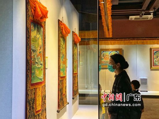 80余幅國家級非遺大師希熱布唐卡作品東莞展出。圖為充滿神秘色彩的唐卡作品吸引人駐足觀看(徐倩 攝)