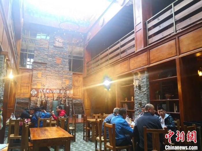 圖為扎尕那的藏式民宿酒店中，游客正在用餐?！∈缝o靜 攝