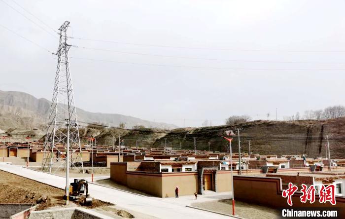 圖為來玉村易地扶貧搬遷后的新家園。尖宣 供圖