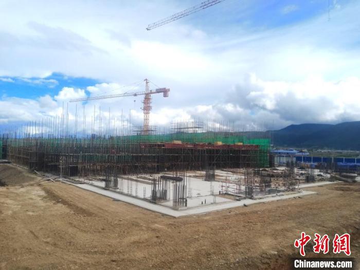 圖為香格里拉站實現(xiàn)封頂。中國鐵路昆明局集團供圖