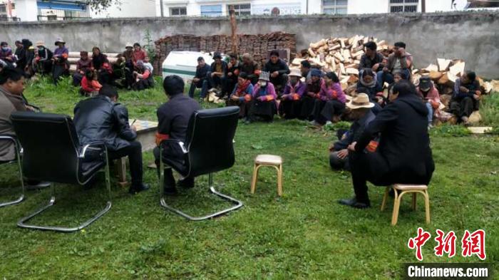 村民接受防火常識(shí)教育。若爾蓋縣林業(yè)和草原局供圖