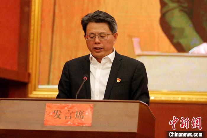 圖為果洛州委常委、副州長、上海市援青聯(lián)絡(luò)組組長馮志勇總結(jié)對(duì)口支援十年工作?！」逯菸麄鞑抗﹫D 攝