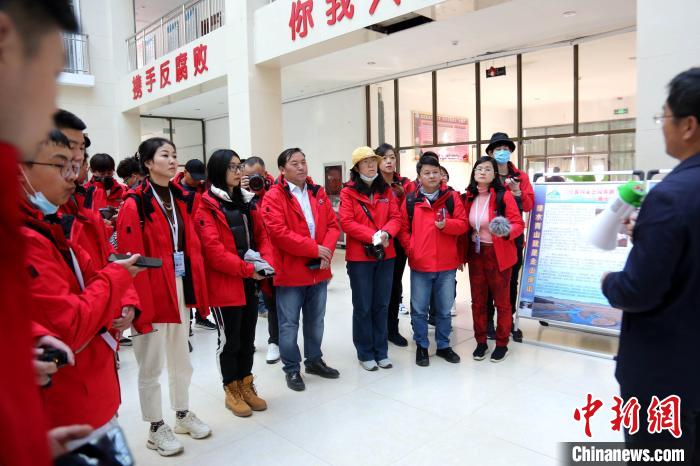 圖為中外媒體采訪三江源國家公園瀾滄江源園區(qū)生態(tài)保護成效?！?zhí)砀?攝