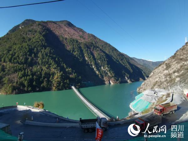 這條單跨353米索道橋，是全國最長的民用重載索道橋，技術(shù)要求高，施工難度極大。僅完成進(jìn)行便道、索道橋施工就用了一年時(shí)間。郭瑩 攝