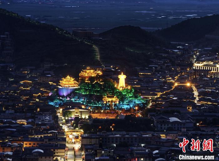 圖為滇藏茶馬古道重鎮(zhèn)獨(dú)克宗古城已成為知名旅游景點(diǎn)?！『蜁匝?攝