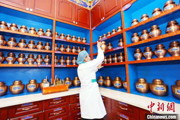 近年來(lái)，夏河縣藏醫(yī)醫(yī)院在基礎(chǔ)設(shè)施、醫(yī)療服務(wù)、業(yè)務(wù)拓展、人才梯隊(duì)、制度建設(shè)等都發(fā)生了巨大變化?！「哒?攝