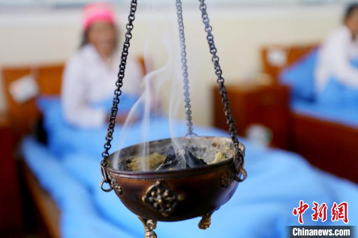 圖為藏醫(yī)熏藥療法?！「哒?攝