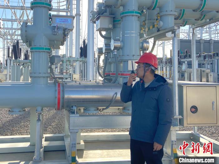 圖為國網(wǎng)青海檢修公司專業(yè)人員在沙柳變電站驗收設(shè)備?！√岂?攝