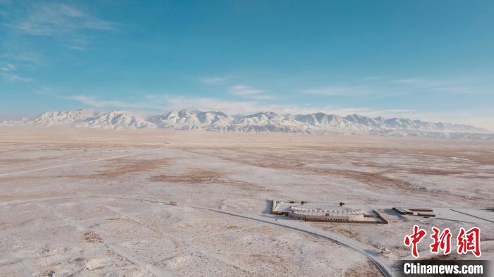 圖為冬季茶卡天空壹號(hào)景區(qū)?！±罱瓕?攝