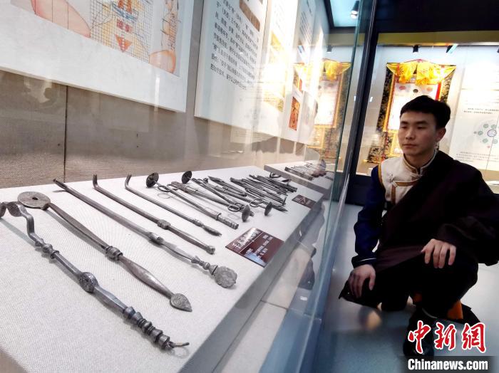 圖為陳展的藏醫(yī)手術(shù)器械?！?zhí)砀?攝