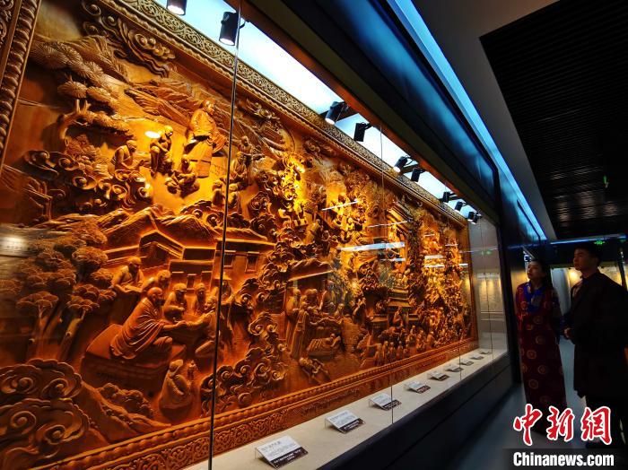 圖為青海大學(xué)民族醫(yī)學(xué)博物館陳展的歷代知名藏醫(yī)浮雕。　張?zhí)砀?攝
