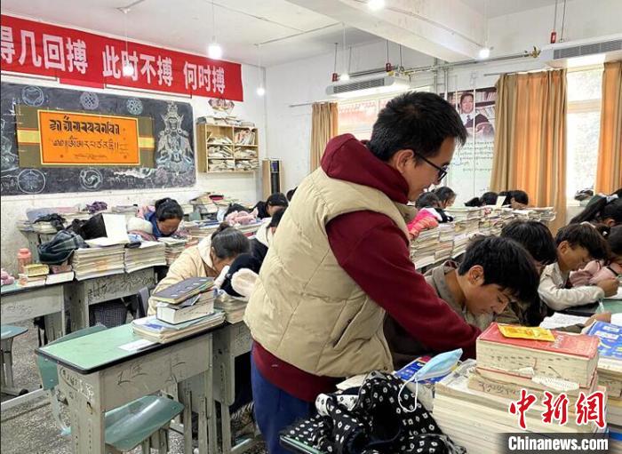 學(xué)生在免費(fèi)輔導(dǎo)班上課?！∧岈敵?攝