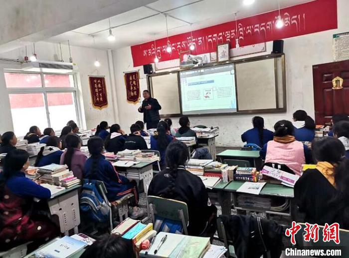學(xué)生在免費(fèi)輔導(dǎo)班上課。　尼瑪初 攝