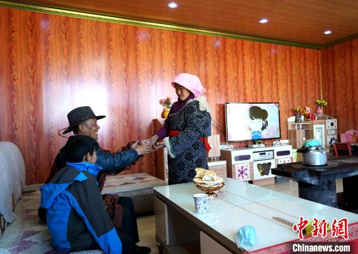 圖為易地搬遷后的哇保家?！〔彭検步?攝