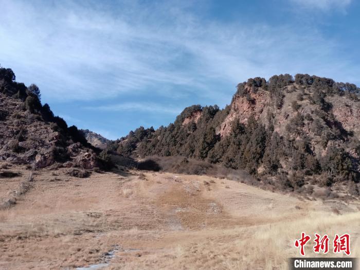 圖為坎布拉外圍地區(qū)的古火山口。孫揚(yáng)益 供圖 孫揚(yáng)益 供圖 攝