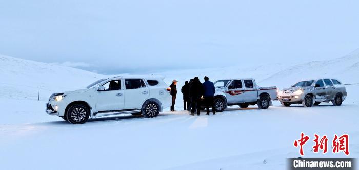 青海三江源:牧民生態(tài)管護人員開啟風(fēng)雪巡山路