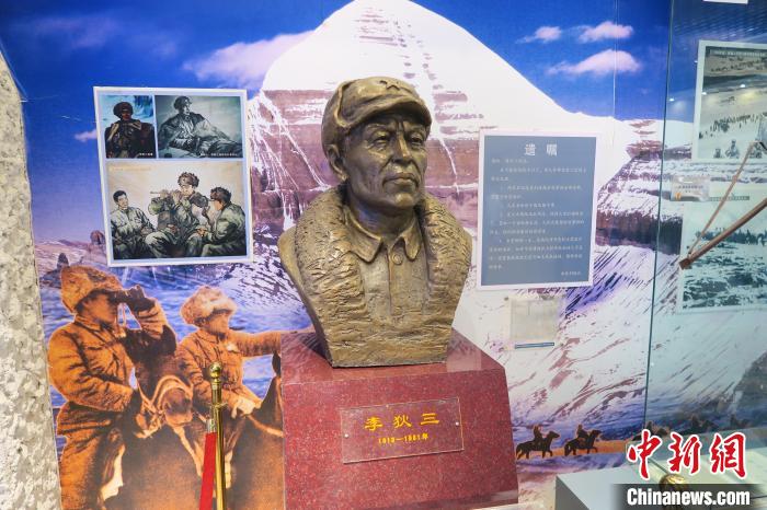 圖為南疆軍區(qū)某合成團(tuán)1連榮譽(yù)室，雕像是進(jìn)藏先遣英雄連總指揮李狄三?！畛坛?攝