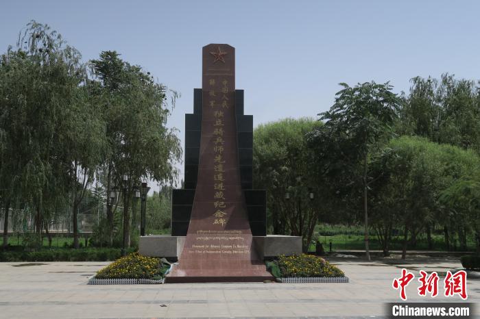 圖為位于于田縣中心的中國(guó)人民解放軍獨(dú)立騎兵師先遣連進(jìn)藏紀(jì)念碑?！畛坛?攝