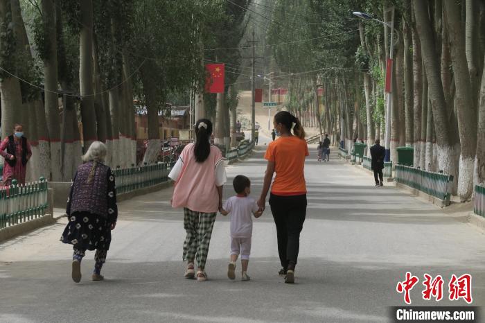 圖為進(jìn)藏先遣英雄連誓師地原址所在的新疆維吾爾自治區(qū)和田地區(qū)于田縣普魯村現(xiàn)貌?！畛坛?攝