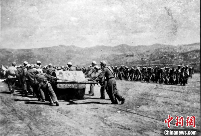 十八軍戰(zhàn)士修建機(jī)場(chǎng)跑道。(歷史圖片由十八軍后代張小康提供，劉炳科翻拍)