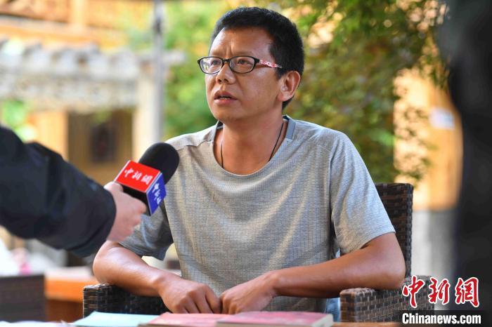 圖為和澗秋接受記者采訪?！⑷疥?攝