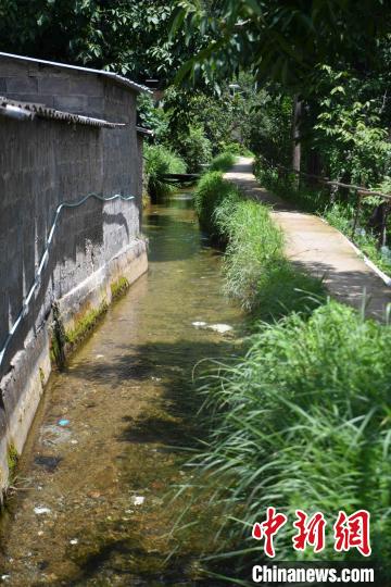 圖為至今仍在流淌的楚援溝?！⑷疥?攝