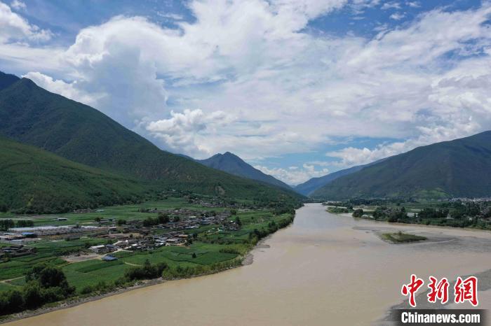 圖為航拍金江鎮(zhèn)，農(nóng)田里綠意盎然?！⑷疥?攝