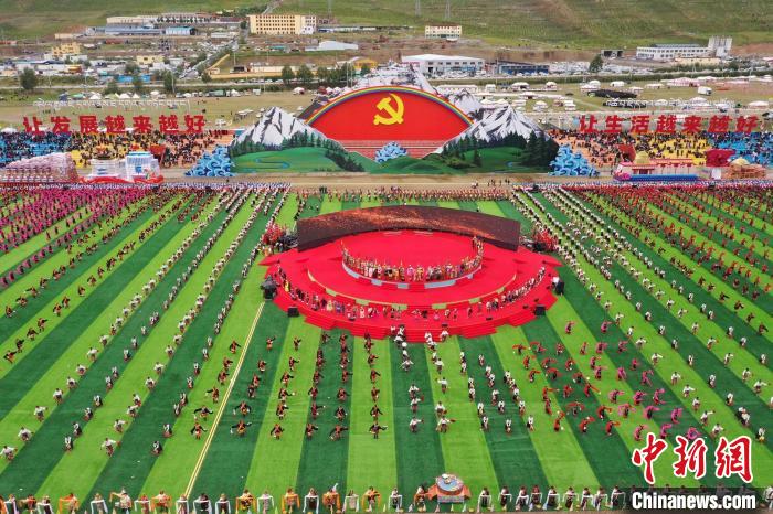 圖為玉樹藏族自治州成立70周年慶祝大會現(xiàn)場?！●R銘言 攝
