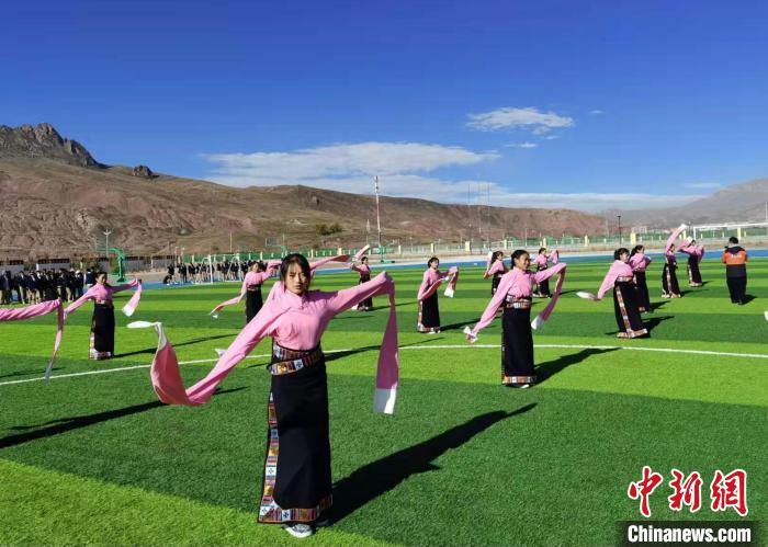 圖為青海師范大學(xué)附屬玉樹實(shí)驗(yàn)學(xué)校學(xué)生在綠茵場跳起囊謙古舞—卓根瑪?！“讋?攝