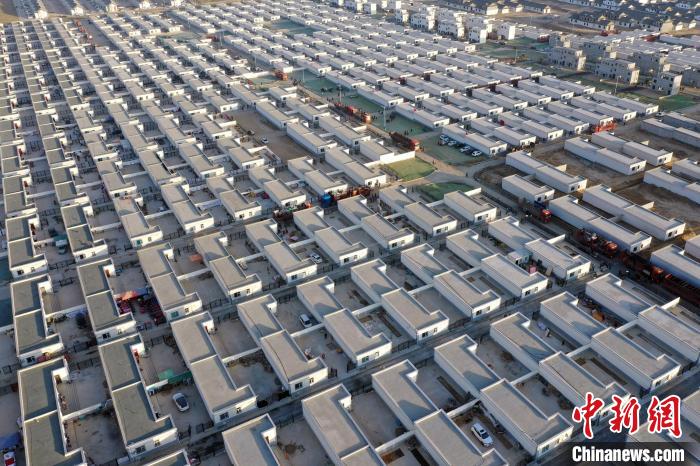 圖為蘭州新區(qū)移民安置區(qū)。　丁凱 攝