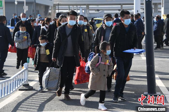 圖為搬遷民眾剛出火車站?！《P 攝