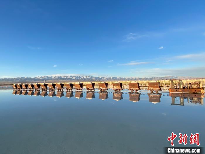 圖為小火車倒影在湖中，湖面如圖明鏡一般?！●R翔 攝